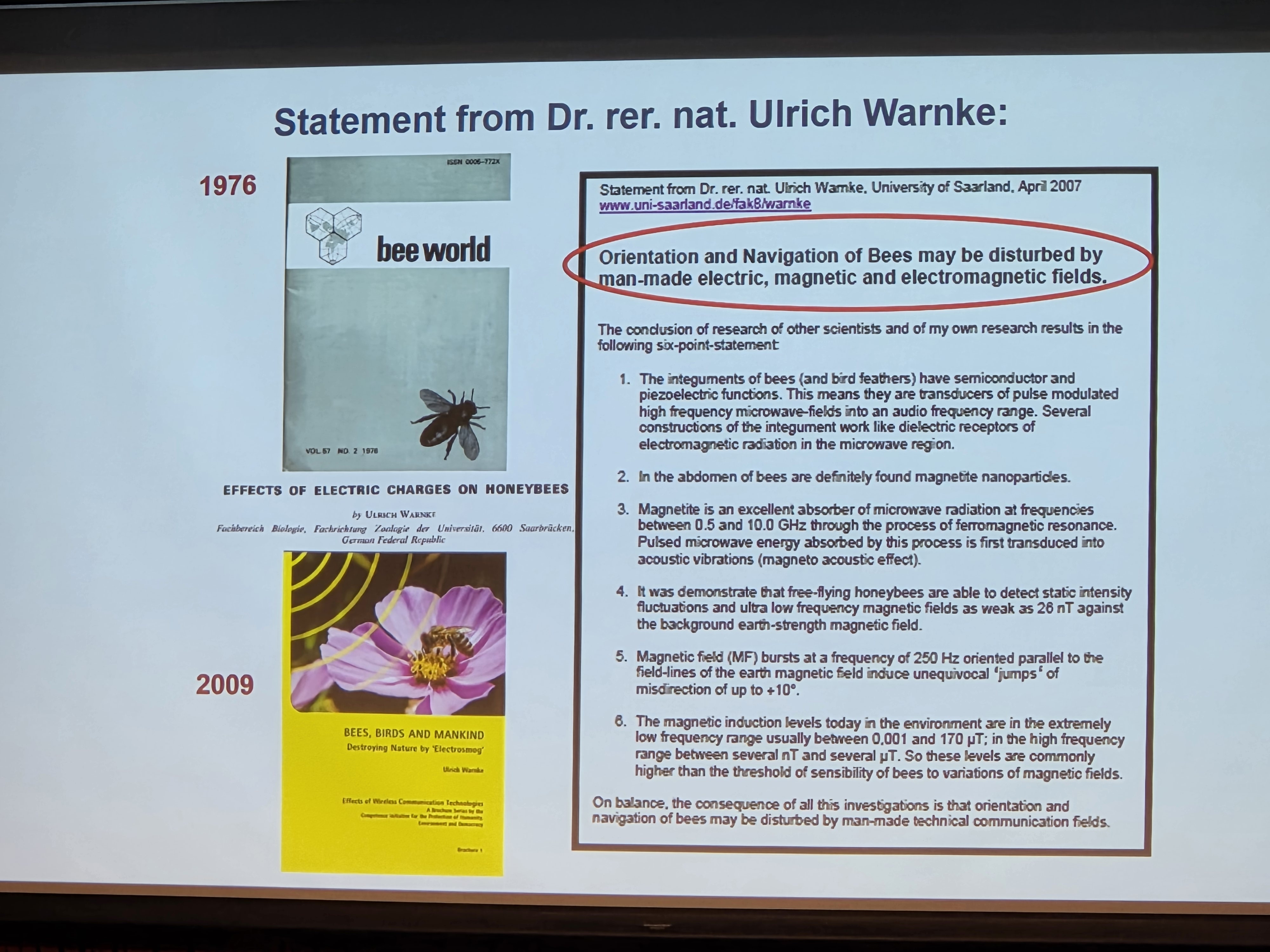 Foto av Daniel Favres lysbilde fra presentasjonen i Oslo 18. oktober 2025. Det viser forsiden av en gammel rapport om bier og elektromagnetiske felt.