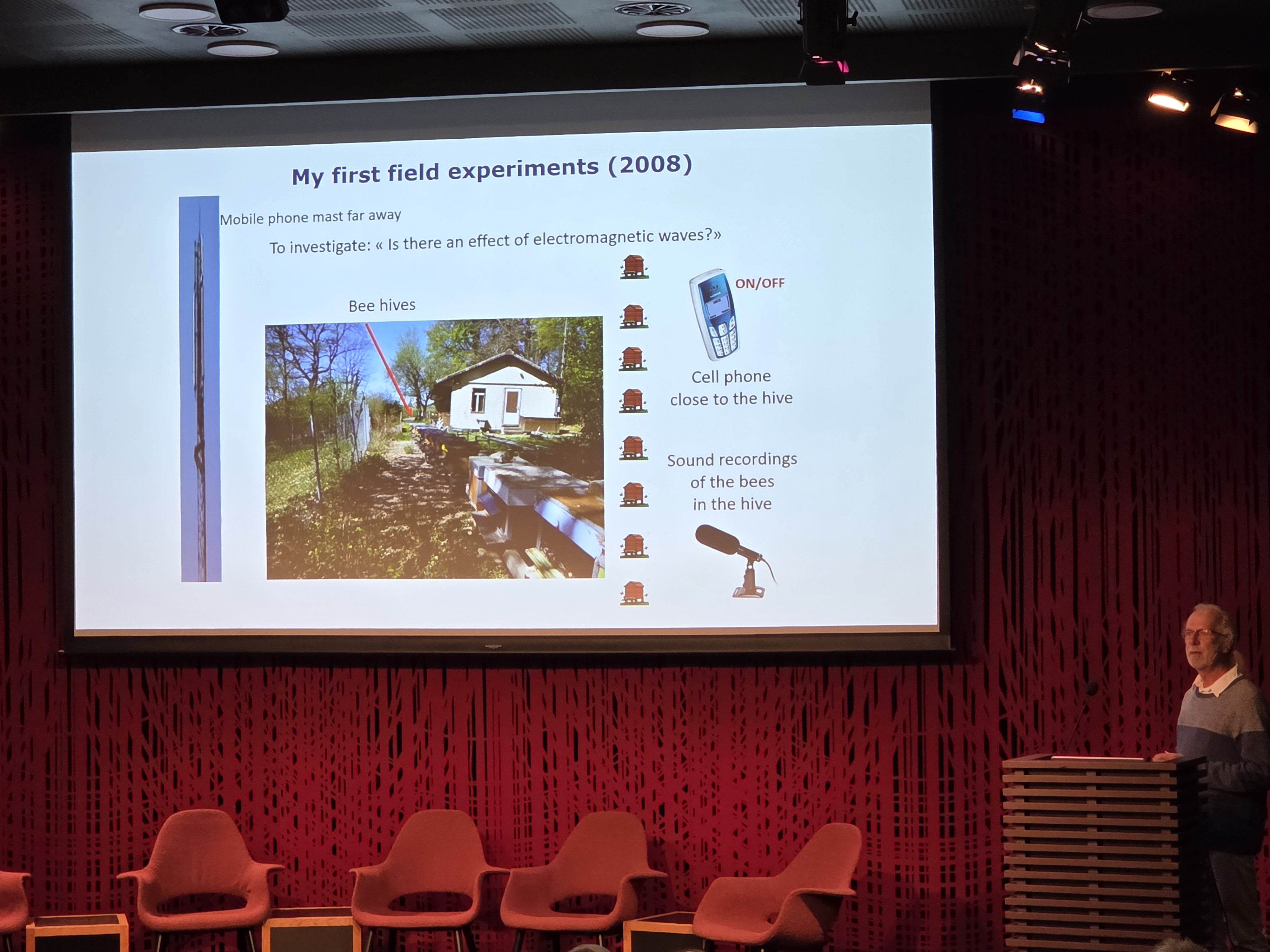 Foto: Daniel Favre holder sin presentasjon i Oslo 18. oktober 2025. Lysbildet viser forsøksoppsettet for hans første studie av effekten av mobilstråling på bier, som ble gjennomført i 2008.