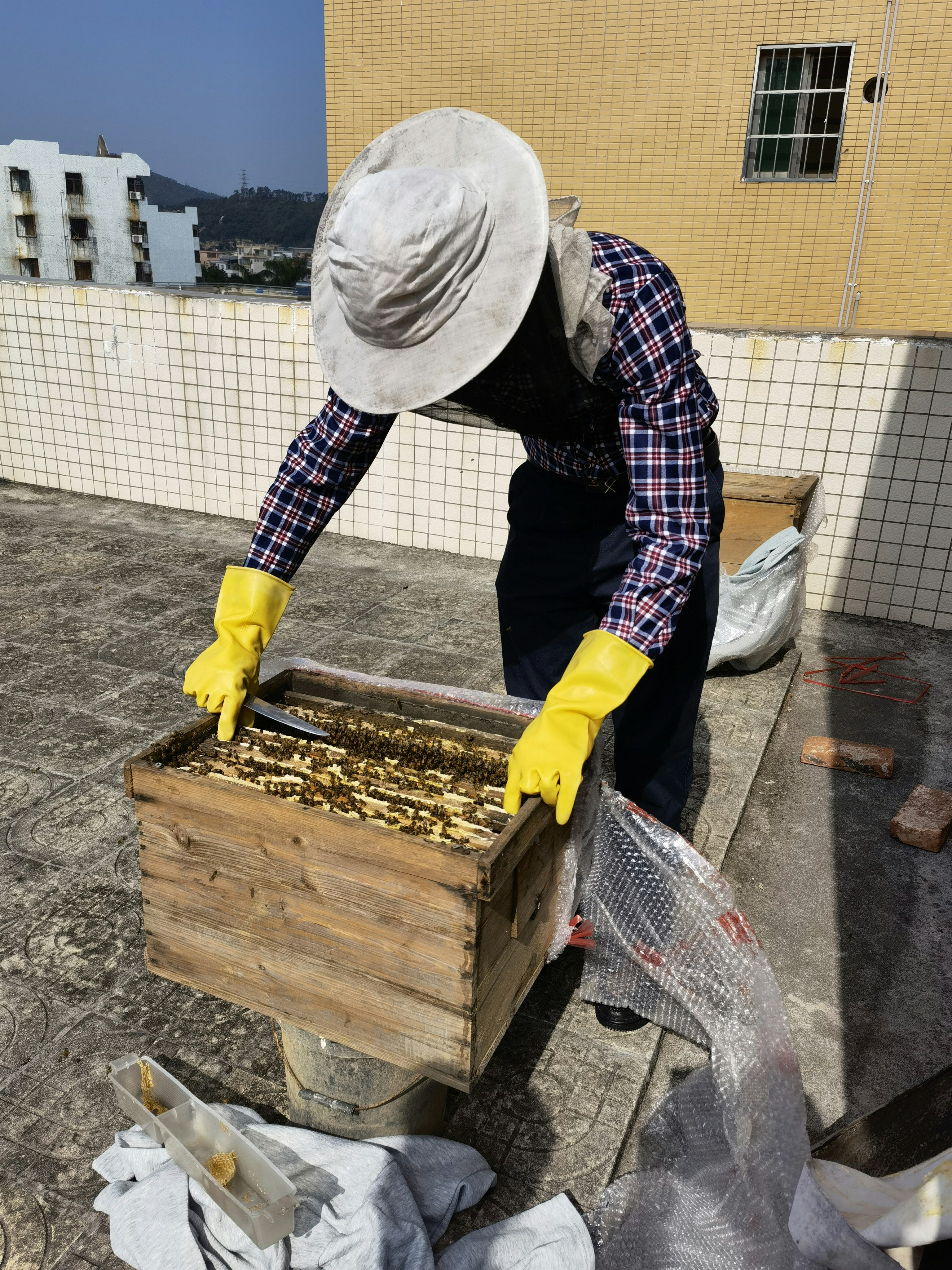 Foto av en urban birøkter av Alvéole Buzz på Unsplash